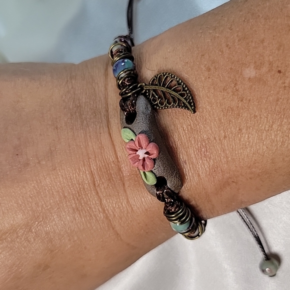 Hand-knotted Ceramic Floral Motif Adjustable Hemp Bracelet, adjustable - Picture 6 of 7